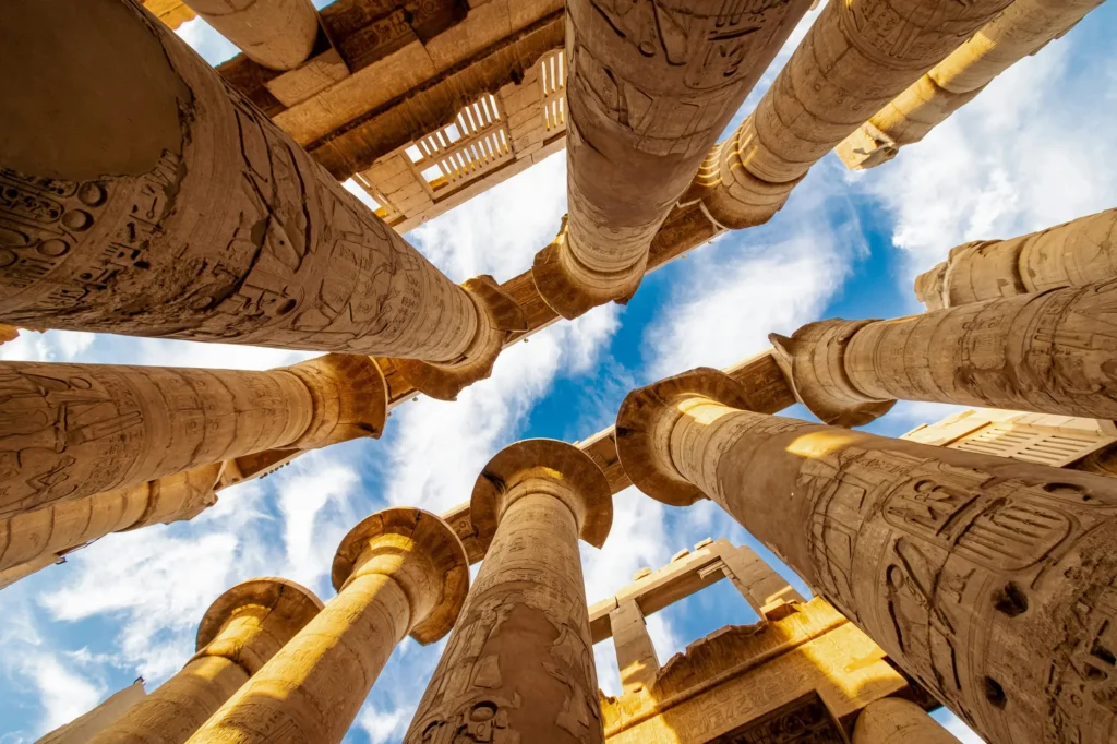 Colonnes de la salle hypostyle du temple de Karnak à Louxor vues en contre-plongée