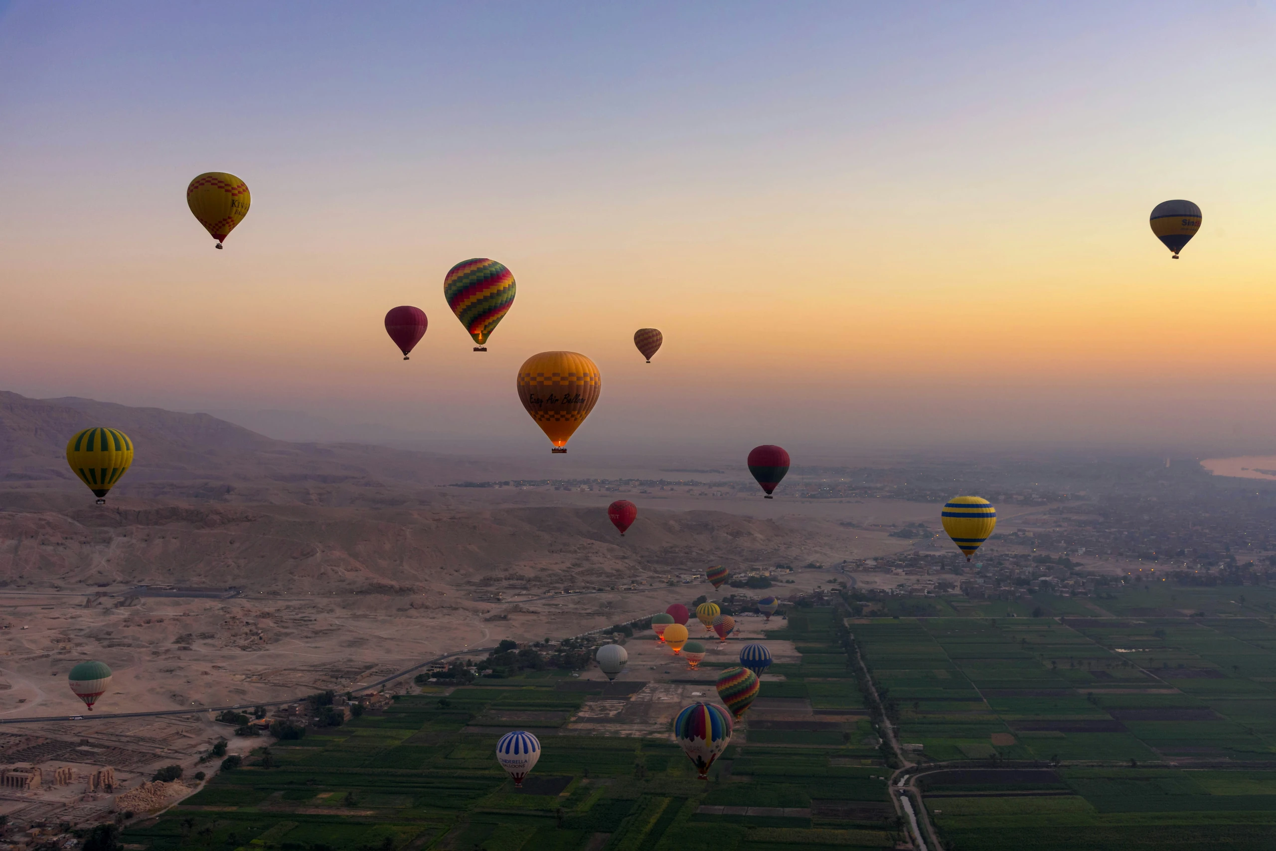 Vol en montgolfière au lever du soleil au-dessus de la vallée du Nil et de la nécropole thébaine à Louxor