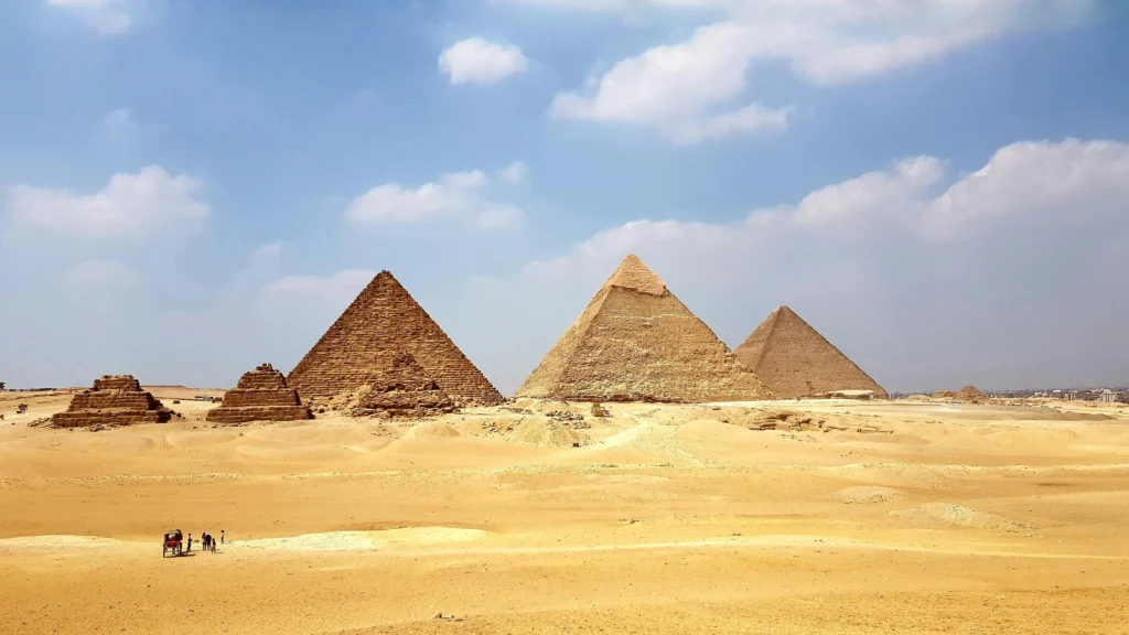 Les pyramides de Gizeh au Caire vues depuis le plateau désertique