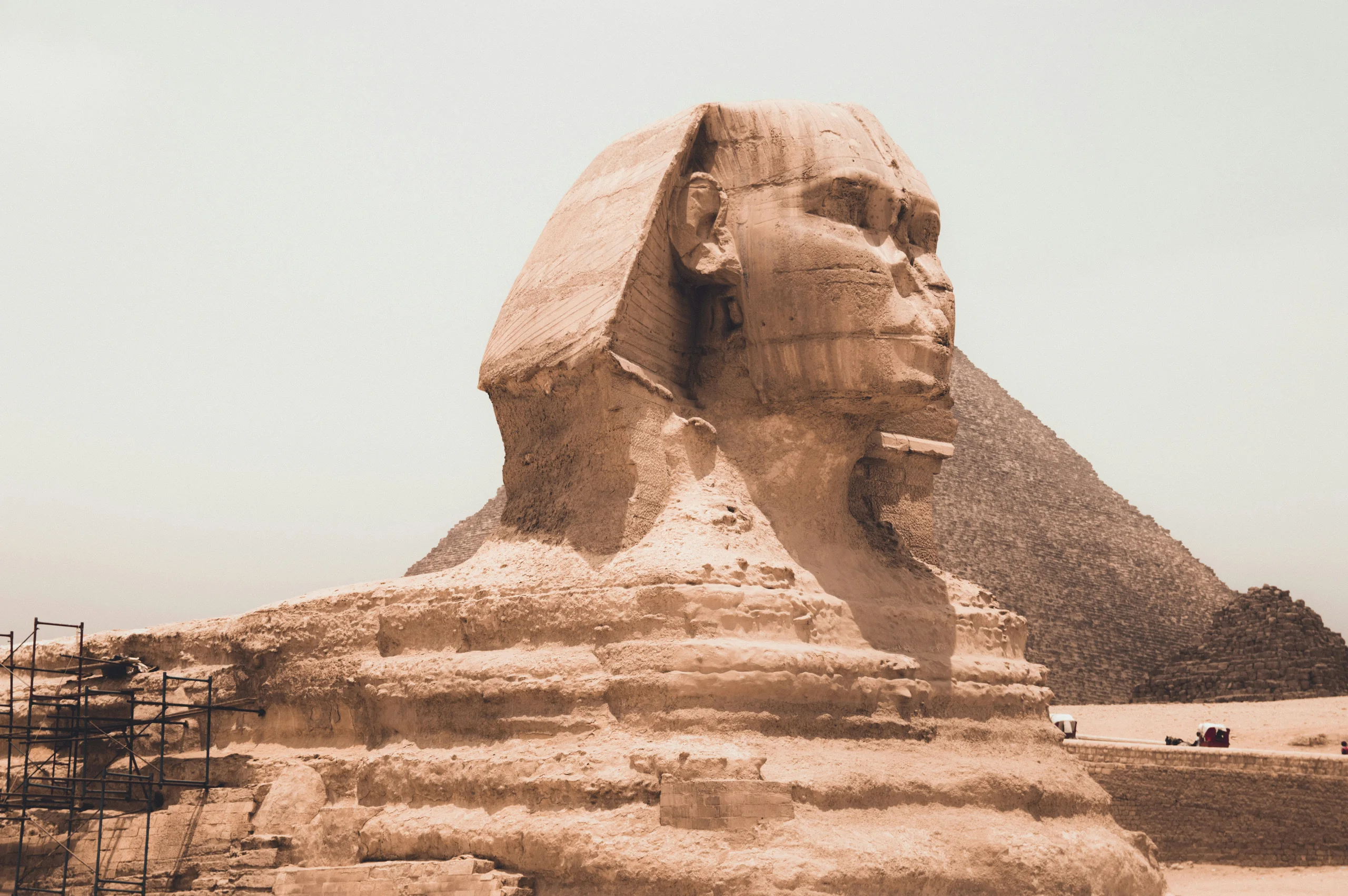 Le Sphinx de Gizeh de profil devant la pyramide de Khéops