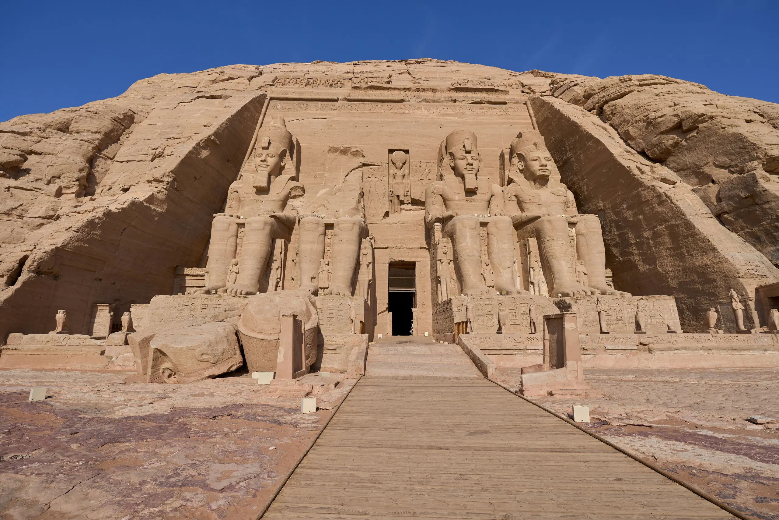 Les colosses de Ramsès II à l'entrée du grand temple d'Abou Simbel